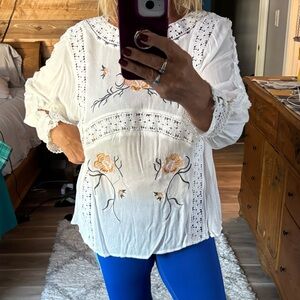 POL White Floral Embroidered Blouse Size small.